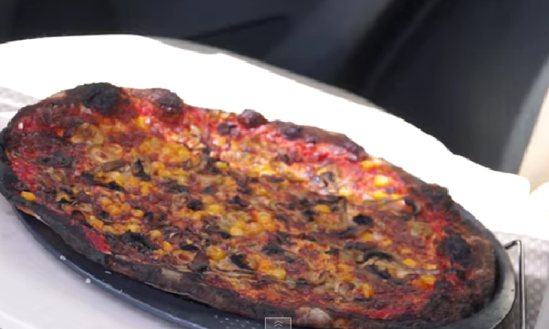 כמה חם היום? פיצה נאפתה ברכב סגור; צפו
