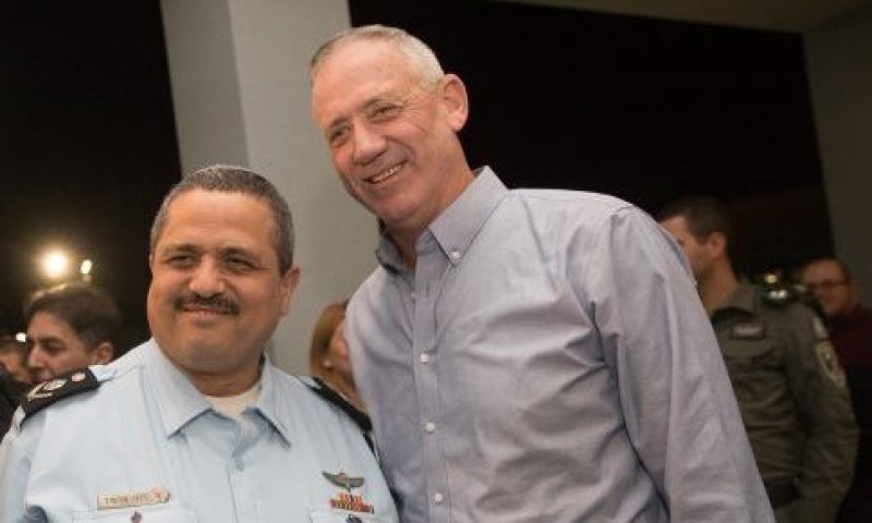 המבקר: חשש פלילי לקשרי גנץ והמשטרה