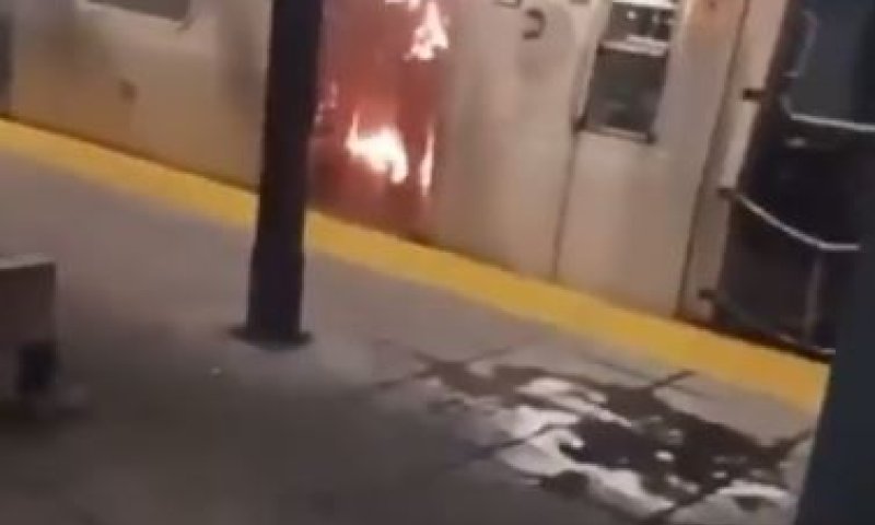 רצח מזעזע: הצית אישה ברכבת וישב לצפות