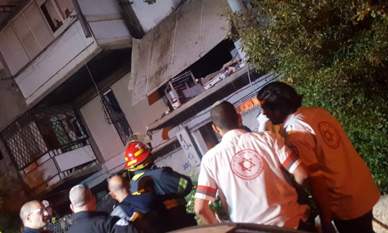אשקלון: פיצוץ גרם לקריסת מרפסת; אשה נפצעה קשה