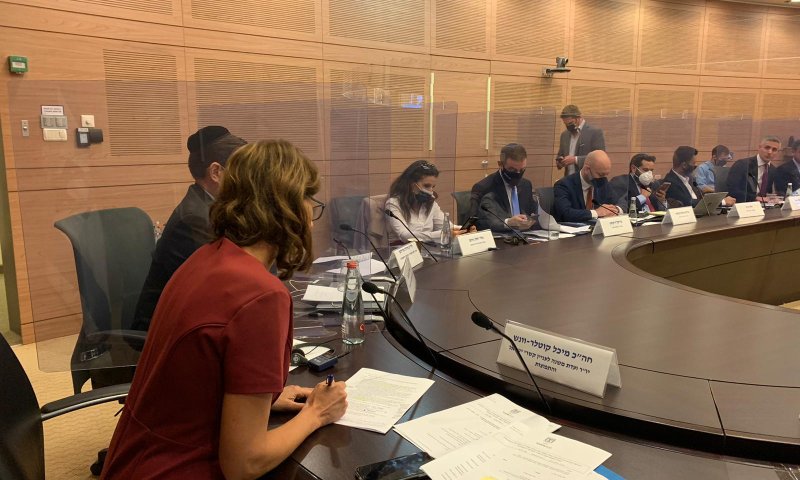 מלכת יופי עיראקית ומפקד בריטי נלחמים באנטישמיות