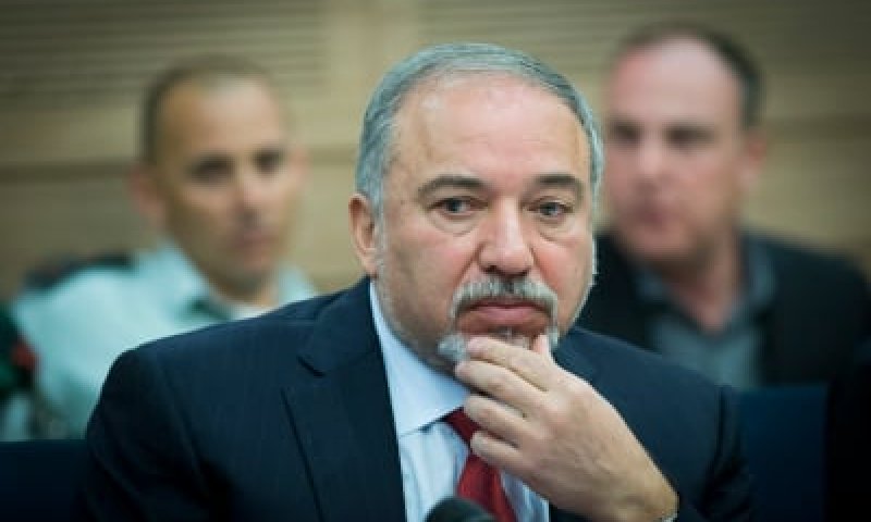 'פגעת במקור כוחנו': מאות קצינים וחיילים נגד ליברמן