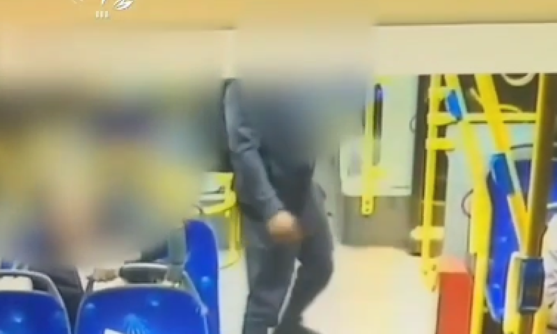 בגלל מבט מאיים: שלף סכין ודקר את 'חברו' במהלך נסיעה באוטובוס