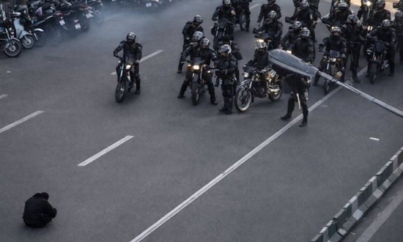 המחאה באיראן יוצאת משליטה, קריאות ברחובות להפלת המשטר