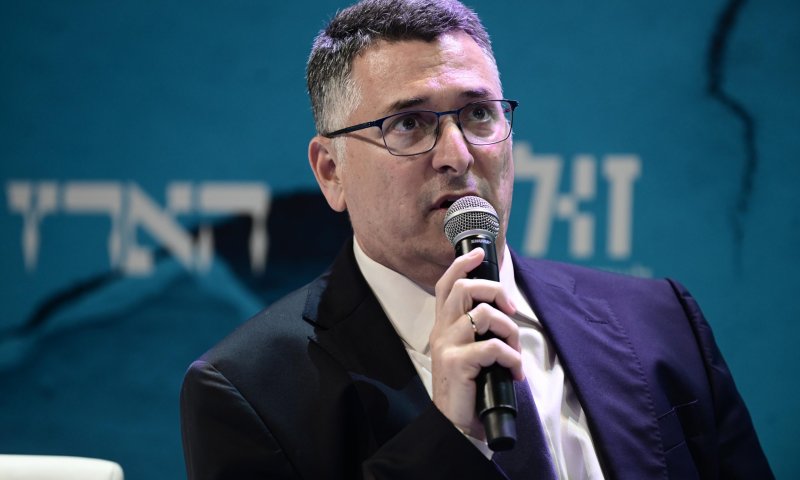 סער בשיחות סגורות: "לוין מחבל במשא ומתן"