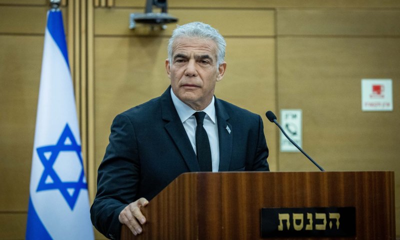 לפיד תומך באליאב זוהר: "לא נלחמים נגד זמרים"