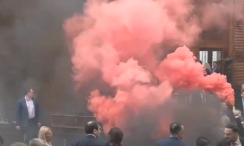 טירוף בפרלמנט הסרבי: האופוזיציה פוצצה דיון עם רימוני עשן