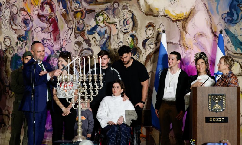 בסימן גבורה: הדלקת הנרות המרגשת עם גיבורי המלחמה&nbsp;בכנסת.&nbsp;צפו