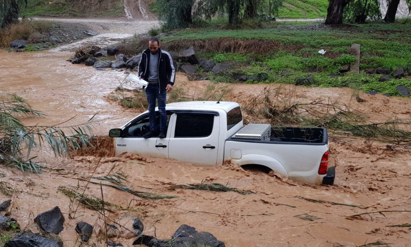 מרהיב: זרימה עצומה בנחלי הצפון; רכב נסחף בעין חרוד