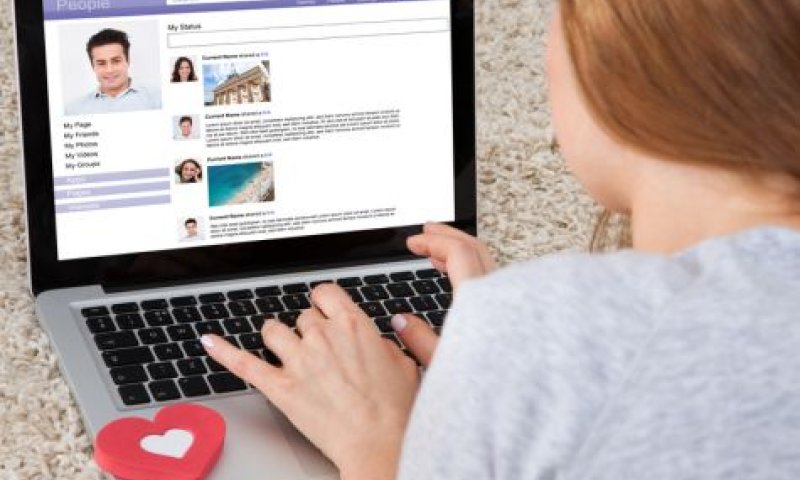 תופעה: אמהות רושמות את ילדיהן לאתרי הכרויות