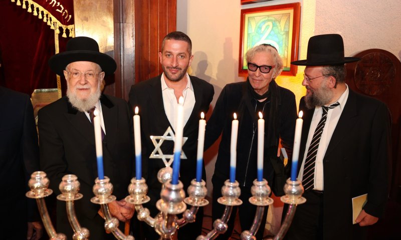 צפו: ברי סחרוף בהדלקת נרות בבית הכנסת הגדול בתל אביב