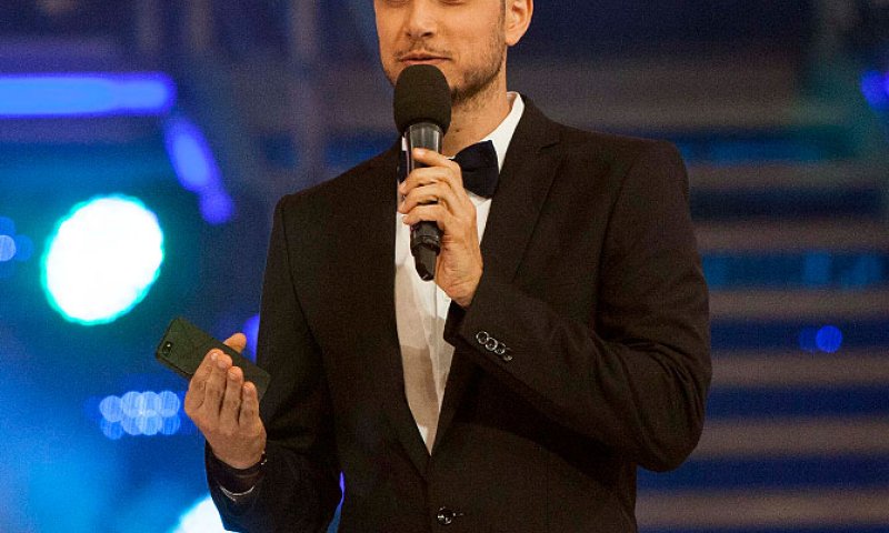 אסי עזר: מזמין את בנט לארוחה עם בן זוגי