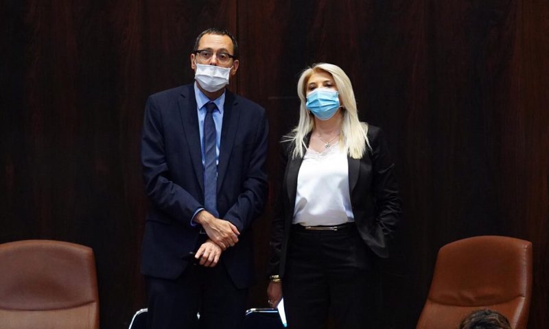 האוזר ומארק בוועדה למינוי שופטים, מיכאלי בדיינים