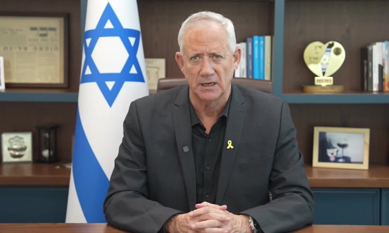 גנץ: גם אם הלחץ גובר, צריך להגביר את התקיפות בלבנון