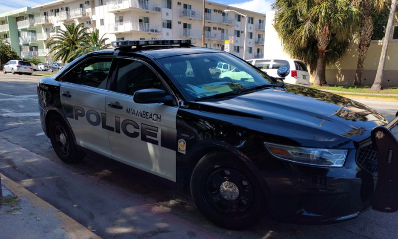 ניידת משטרה נפגעה מירי מחוץ למרכז יהודי במיאמי