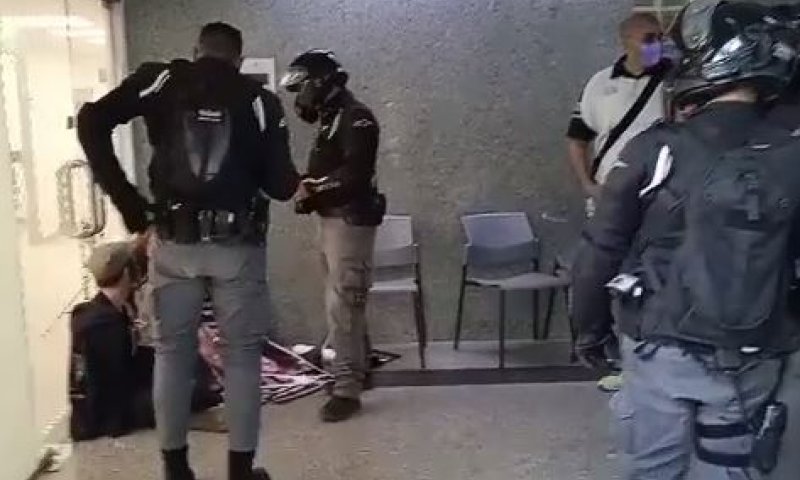 מחאת סנדק: פעילים אזקו את עצמם למשרדי מח"ש