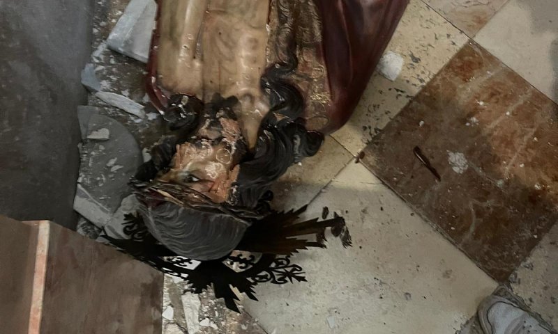 תייר השחית פסל בכנסייה בעיר העתיקה בירושלים