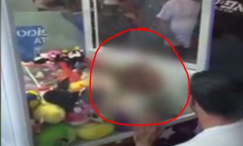 דרמה במהלך החג:ילד נתקע בתוך מכונת בובות. צפו