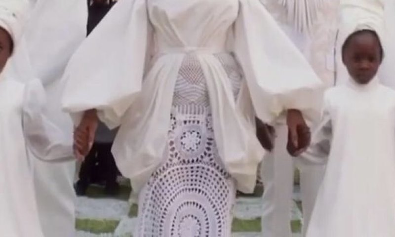 לקוחה נאמנה: ביונסה בוחרת פעם נוספת בשמלה כחול לבן