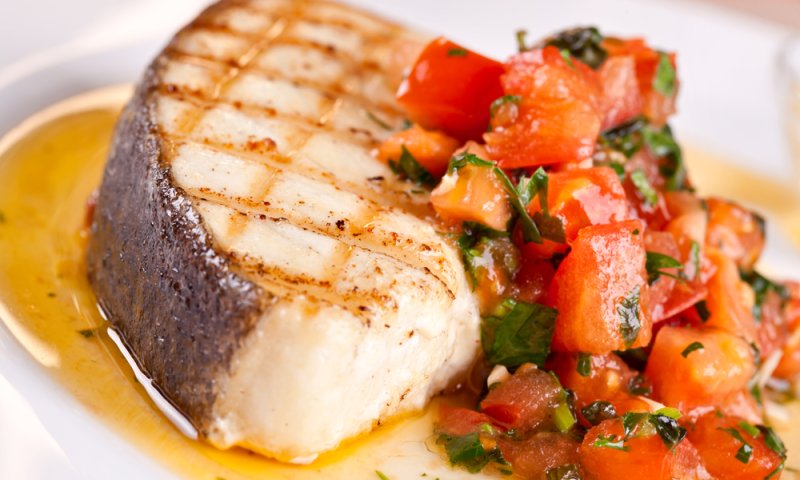 חריף אש: מתכון למושט ברוטב עגבניות וגרגירי חומוס