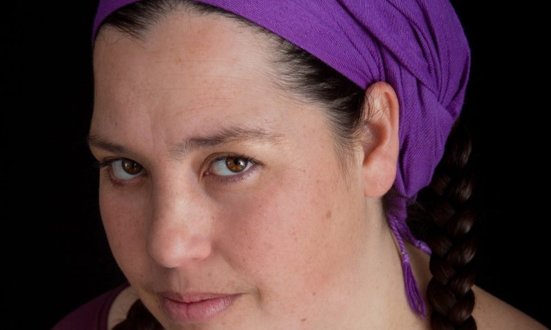 מה את אומרת: מציגים את הפגיעה על הבמה