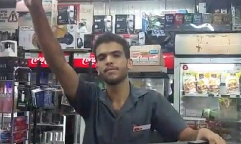 צפו: עובד בתחנת דלק תוקף את איתמר בן גביר