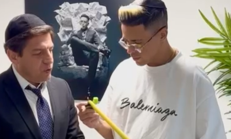 נר שני: צפו בסטטיק מדליק נרות חנוכה