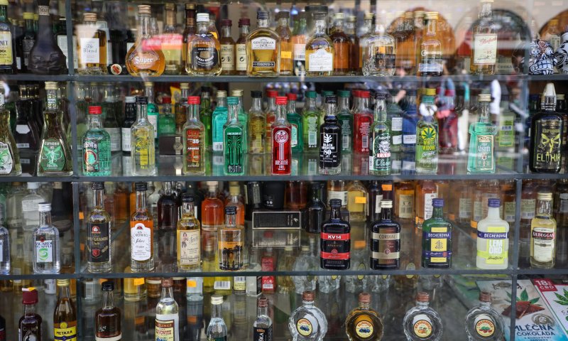 היפנים יוצאים בקמפיין לצעירים &ndash; שתו יותר אלכוהול