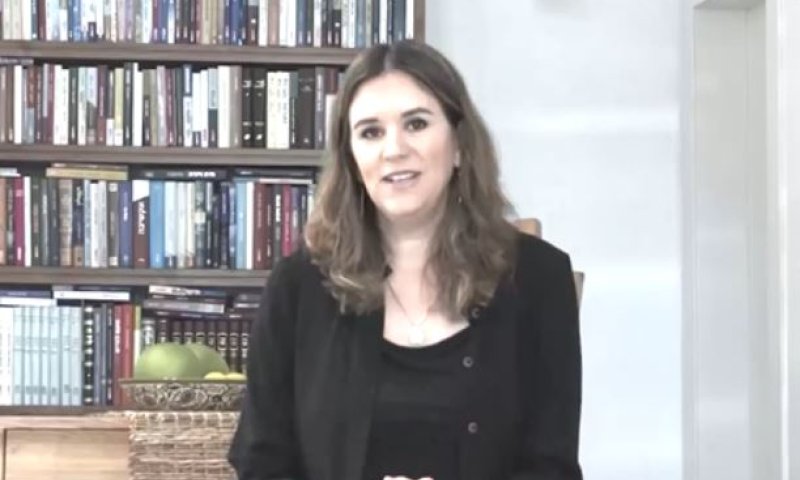 אמילי עמרוסי: להיות אמא בזמן מלחמה. צפו