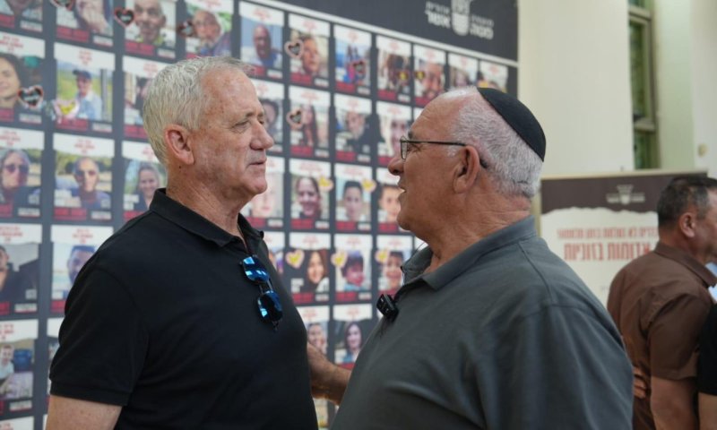 גנץ בצפון נגד נתניהו: "הוא היה צריך להיות פה היום"