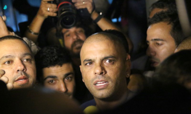 אייל גולן, ככה לזרוק הכל על אבא? מה עם כיבוד הורים?