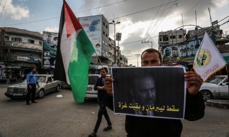 לאחר הפרישה: ברצועת עזה שרפו תמונות של ליברמן