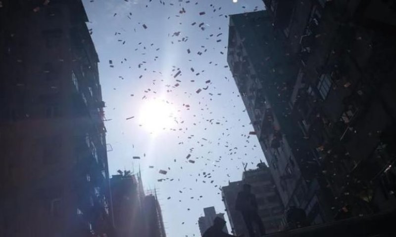 מטורף: מיליונר נעצר לאחר שזרק כסף מגג בניין