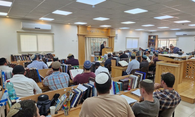 חשיפת סרוגים: תושבי פסגת זאב מברכים על פתיחת הישיבה