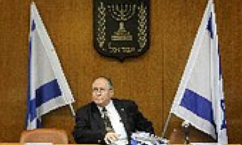 רובינשטין הורה שלטים המציגים את נתניהו עם בנט