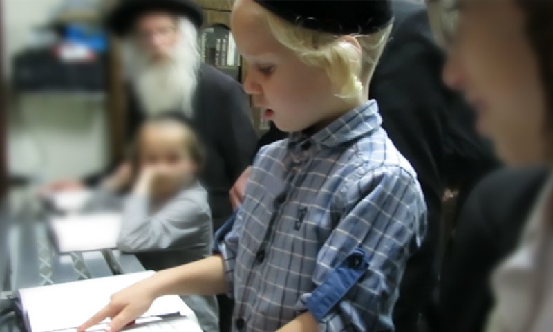 צפו: שמעון בן ה-4 באמירת קדיש על אמו