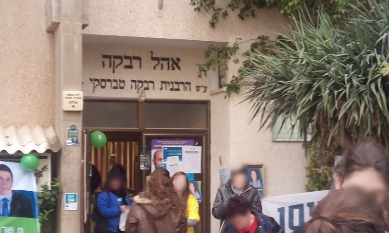 ביזיון: הקלפיות מוצבות ליד ארון הקודש