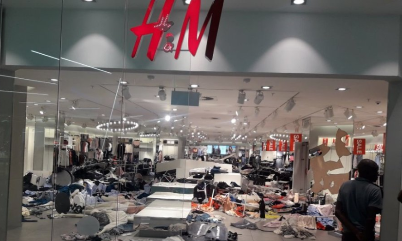 בגלל פרסומת: H&M נאלצה לסגור את סניפיה באפריקה
