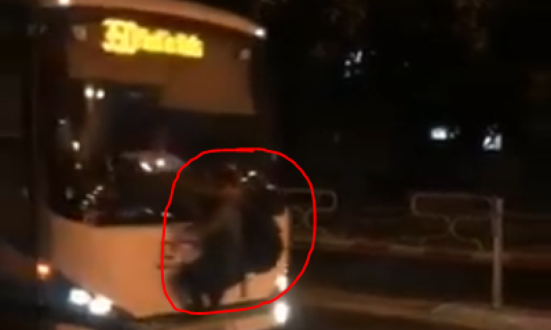 הזוי: נתלה על האוטובוס והנהג המשיך לנסוע. צפו