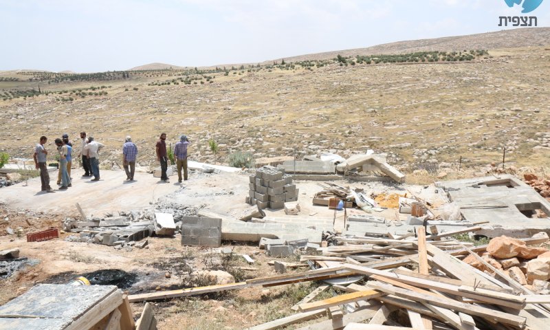 בוגי ממשיך להרוס בתים ביו"ש; בנט שותק