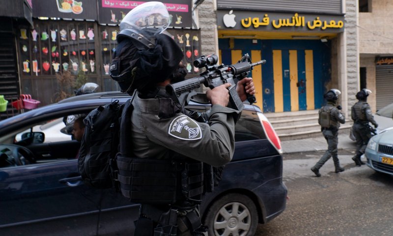 מחבלים השליכו מטען נפץ בירושלים ונעצרו. צפו