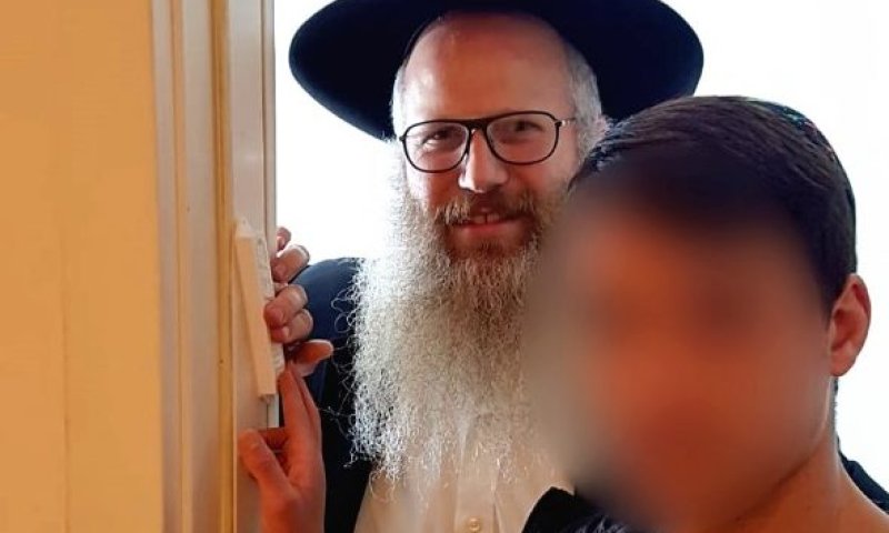 הצעיר מהכפר הערבי קבע מזוזה בדירתו