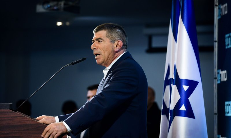 אשכנזי: "ידנו האחת מושטת לשלום וידנו השנייה לחרב"