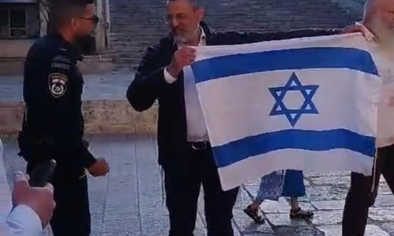 עצמאות? הניף דגל ישראל בהר הבית ונעצר. צפו