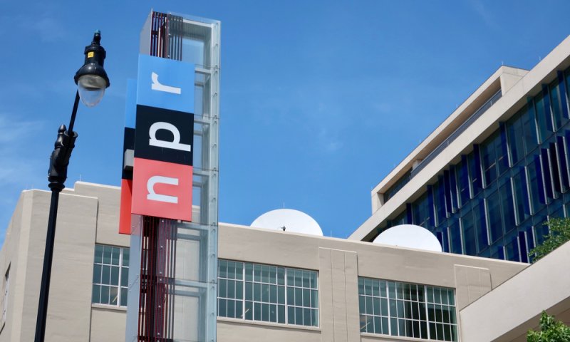 בעקבות הפסקת המימון: תחנת הרדיו הציבורית תובעת את טראמפ