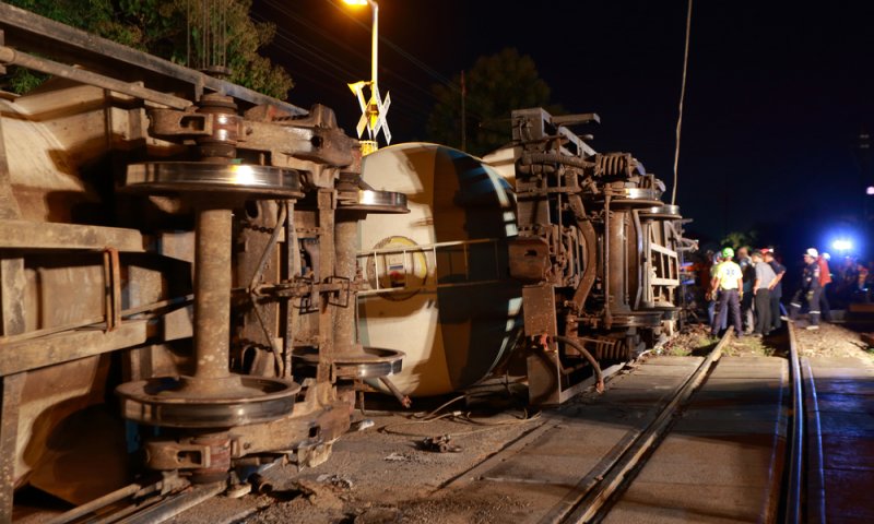 אסון בתאילנד: מנוף קרס על רכבת, לפחות 252 נהרגו