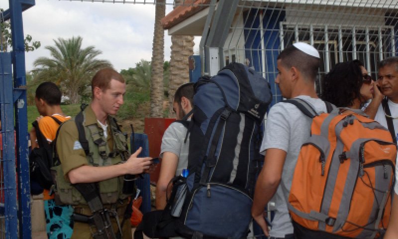 "המראיין אמר שלא נעים לו אבל הוא חייב"