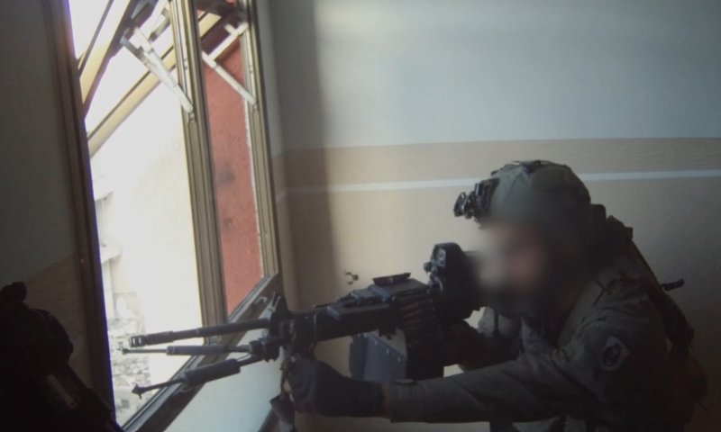 הרחפן תיעד: המחבל השליך רימון, הצלף פגע בו | צפו