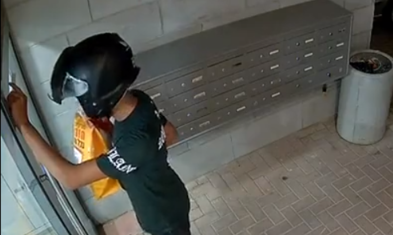 מזעזע: משלוחן ערבי תלש מזוזה והשליך אותה לפח