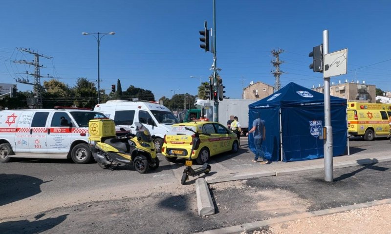 הולכת רגל כבת 70 נהרגה מפגיעת משאית בפתח תקווה